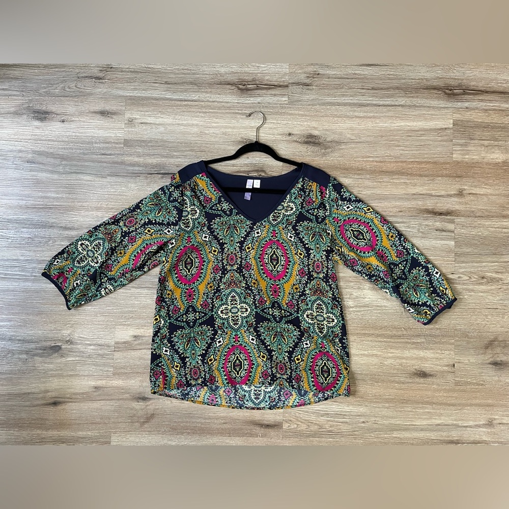 Size is Medium. V neckline blouse with the colors of a pink, orange, and blues